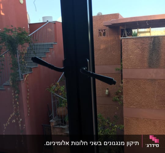 חלון עם תריסים סגורים ומנגנון פתיחה